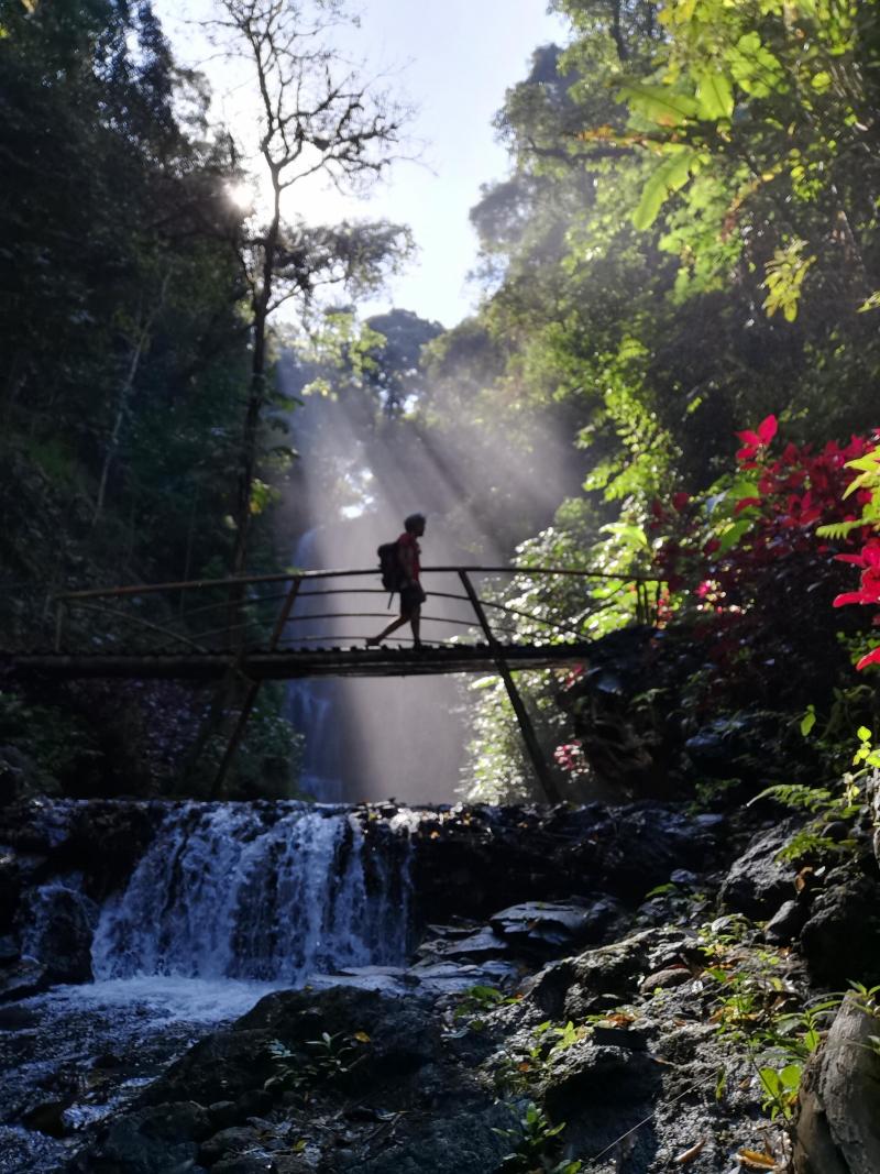 Foto evento - uomo che attraversa un ponte