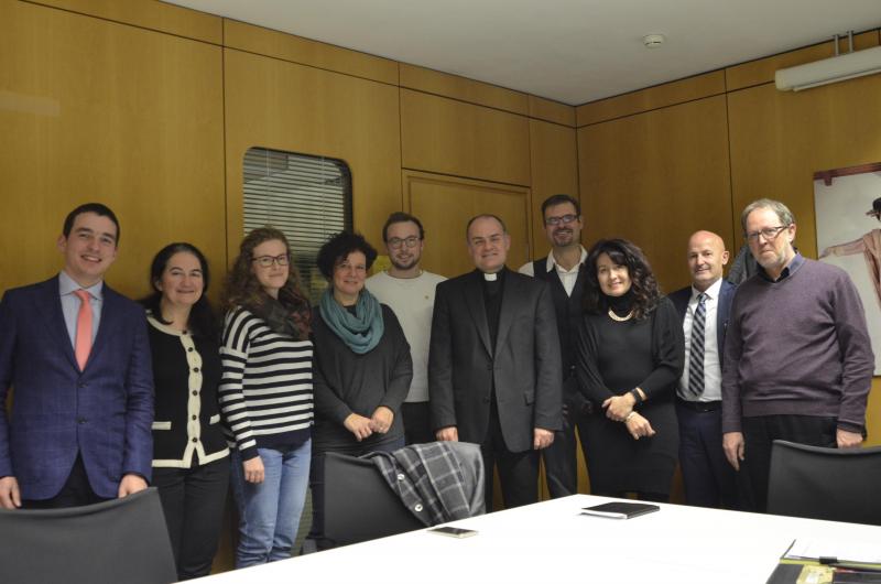 Foto der Arbeitsgruppe "Sprachen verbinden" mit dem Bischof Ivo Muser