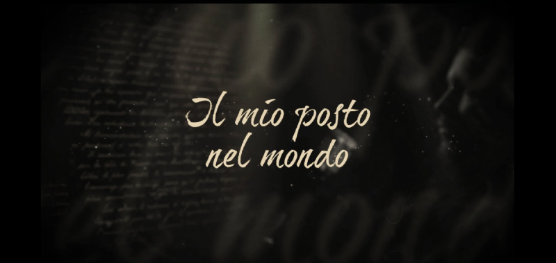 scritta bianca "il mio posto nel mondo" su sfondo grigio, con scritte sbiadite in lontananza