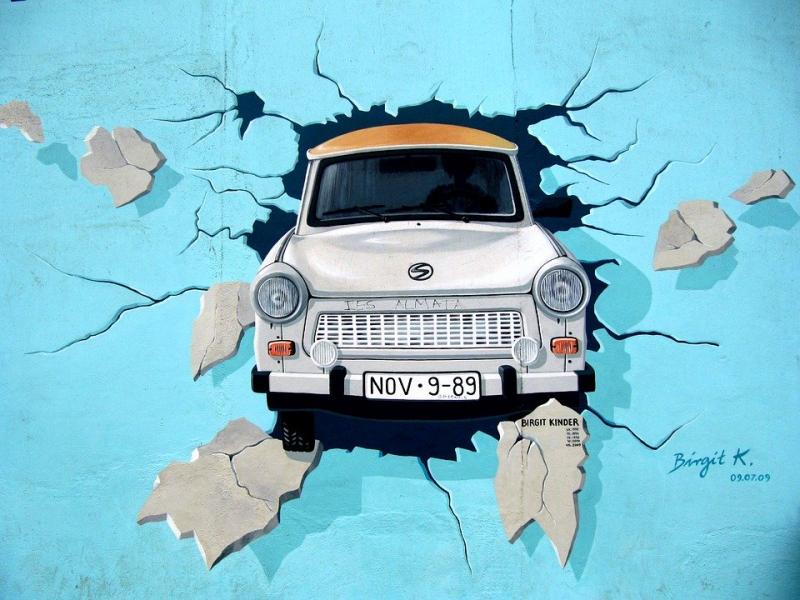 Foto locandina - rappresentazione artistica di un'auto che sfonda un muro